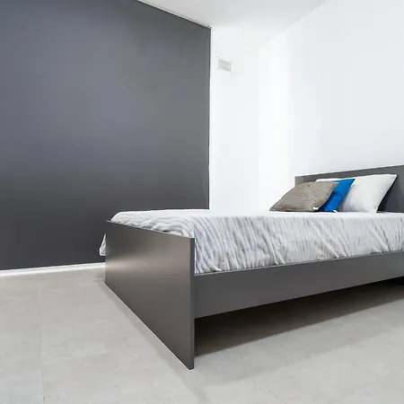 Brand New 2 Bdr Just Off Seafront Appartement *