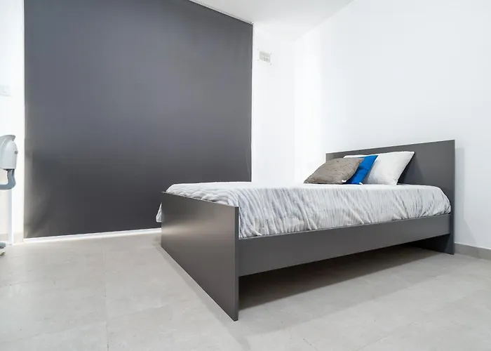 Brand New 2 Bdr Just Off Seafront Appartement *