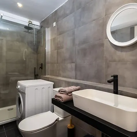 Brand New 2 Bdr Just Off Seafront Apartment *