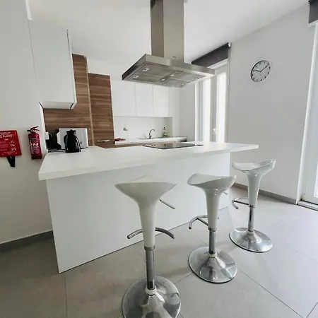 Apartment Brand New 2 Bdr Just Off Seafront